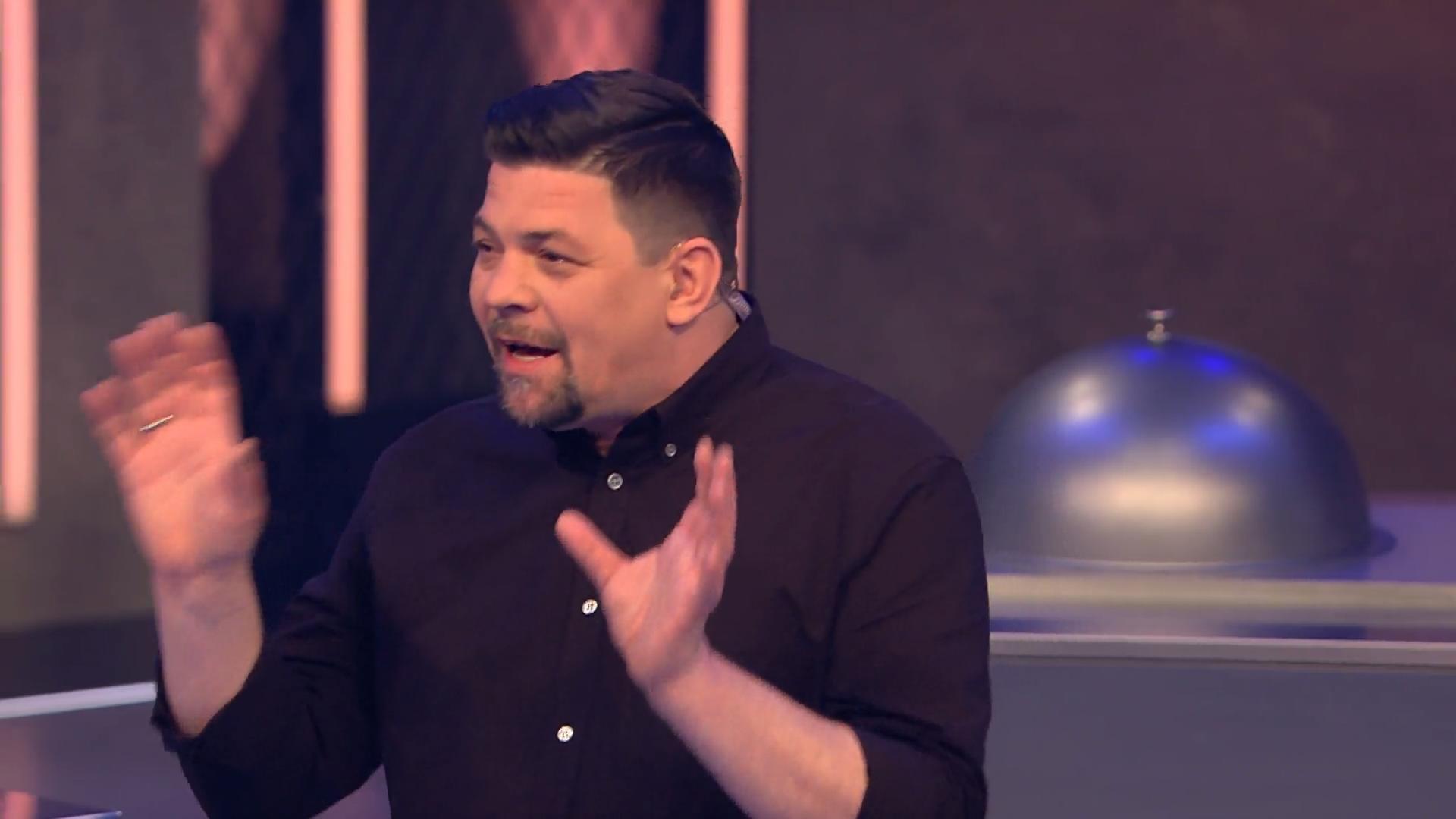 Tim Mälzer erklärt den Ablauf der Show