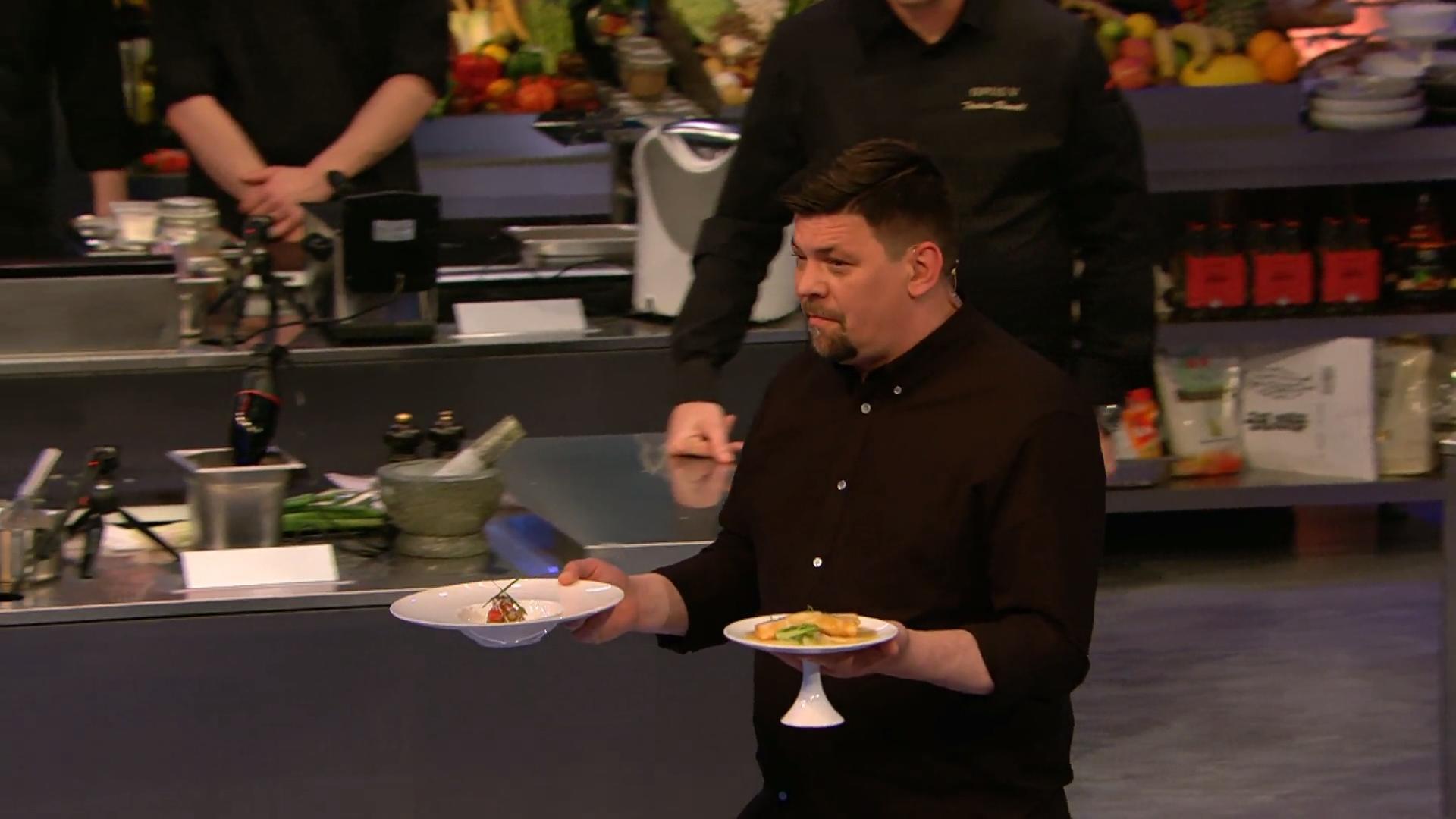 Tim Mälzer serviert den zweiten Gang in dem Duell
