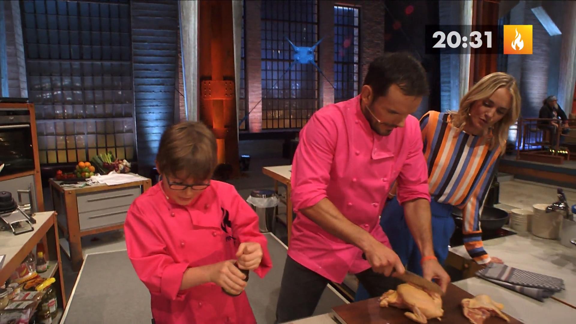 Finn kocht die Vorspeise mit Steffen
