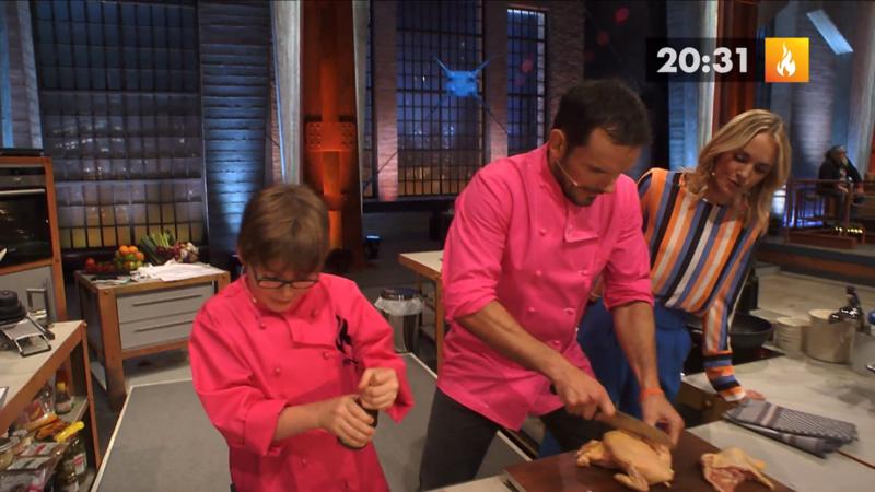 Finn kocht die Vorspeise mit Steffen