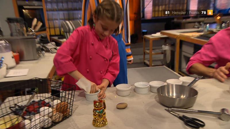 Lee hat fürs Dessert einen Glücksbringer dabei