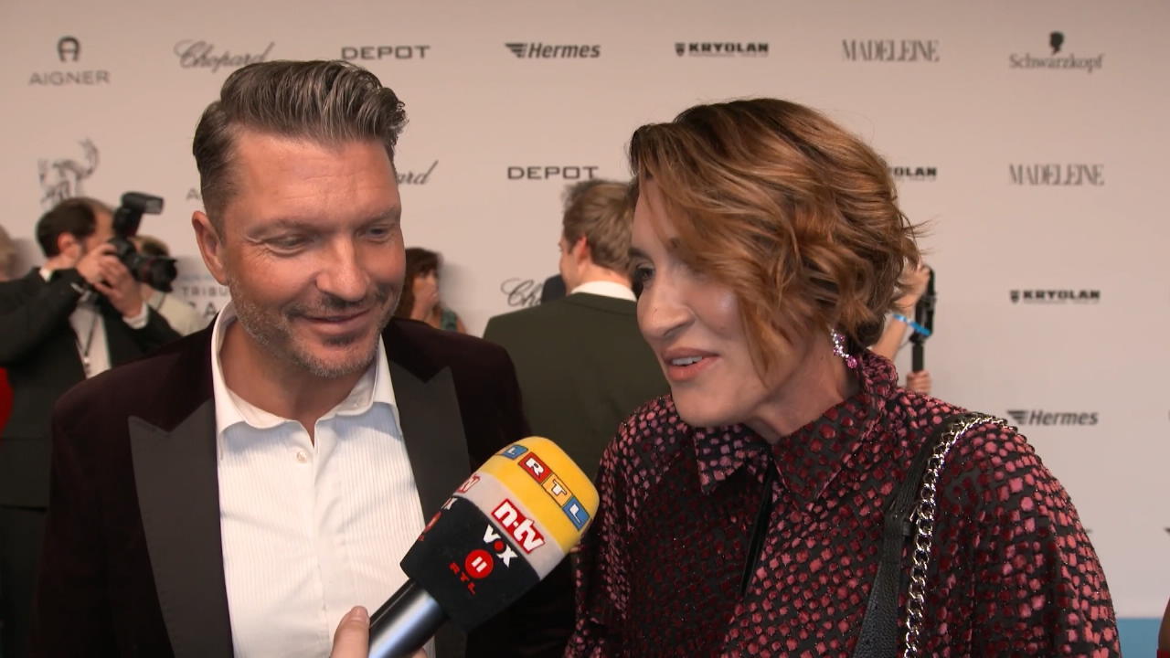 Hardy Krüger jr. und seine Frau haben ihre Handys gespiegelt