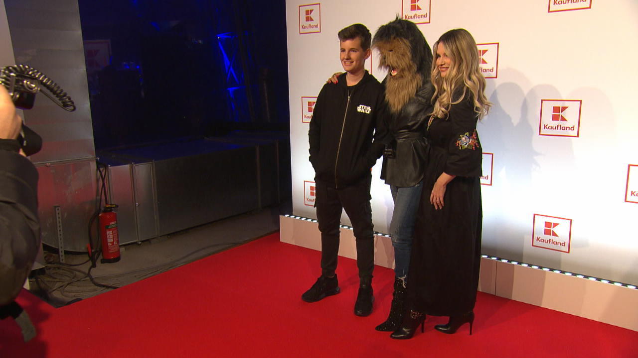 Mirja du Mont schleppt Sohn Fayn auf den roten Teppich