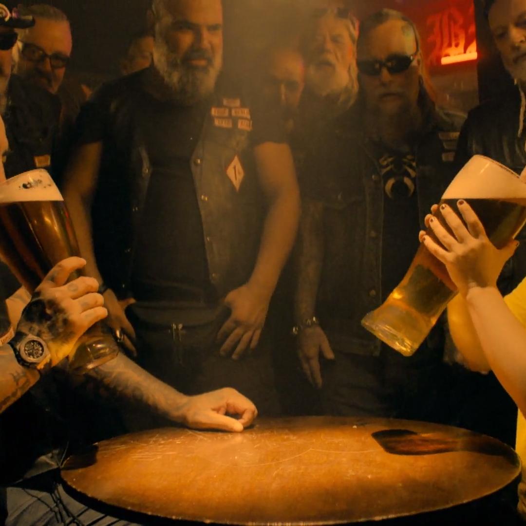 Shiri trinkt den Rockerboss unter den Tisch