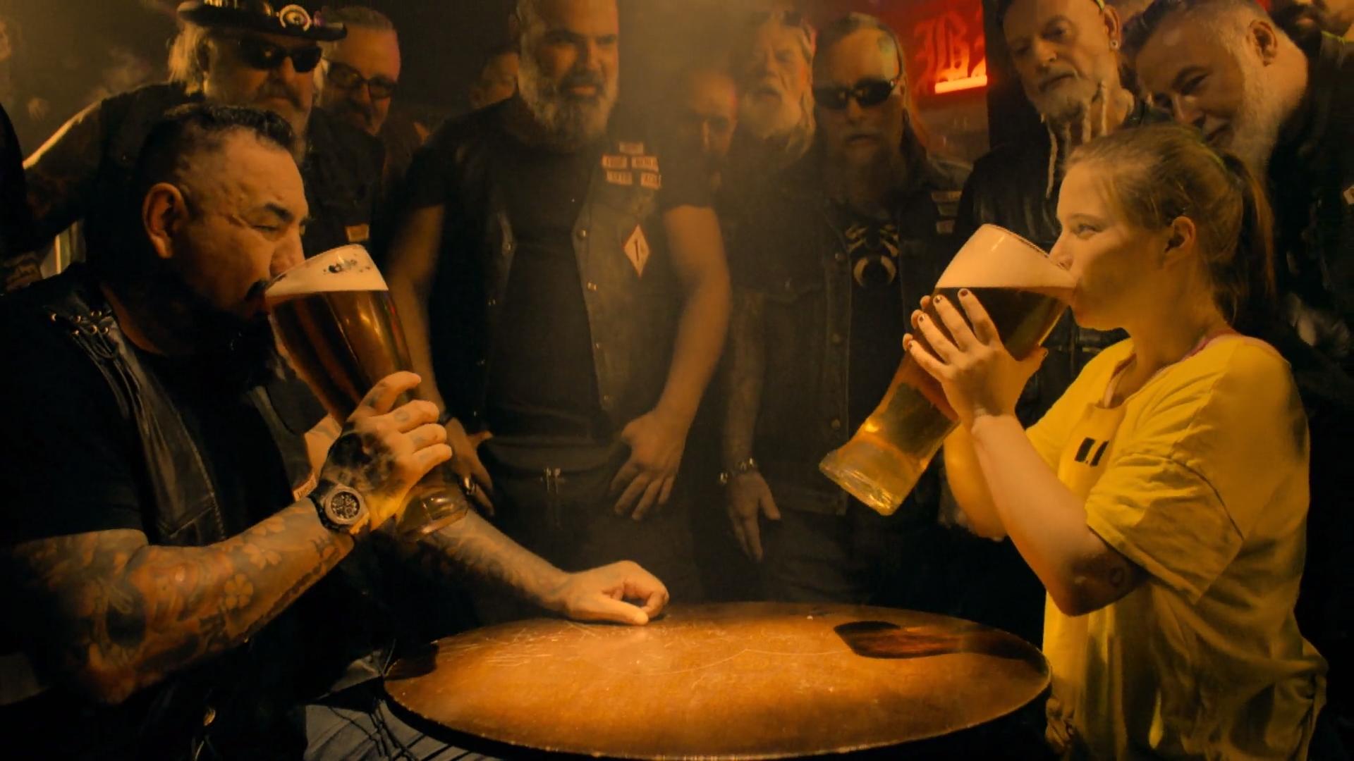 Shiri trinkt den Rockerboss unter den Tisch