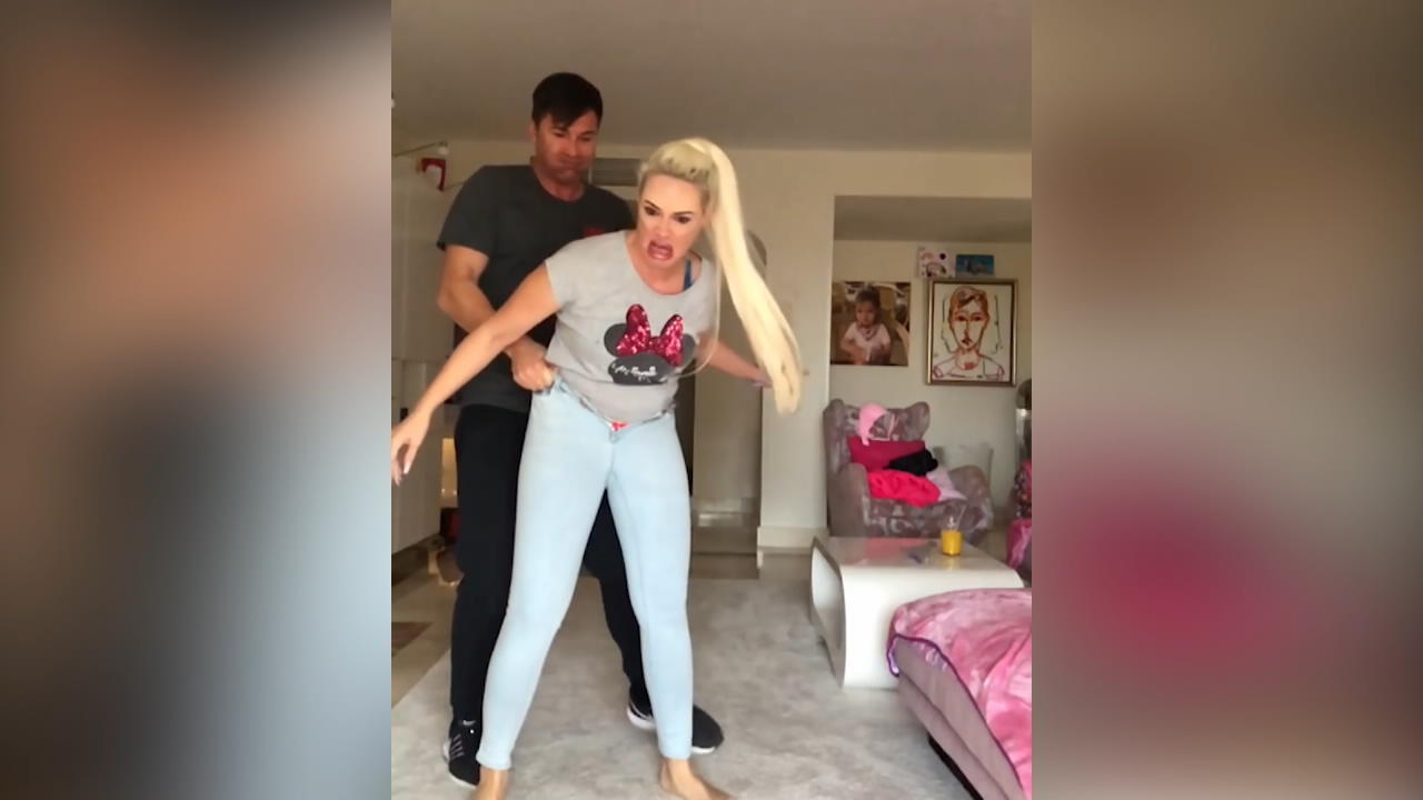 Daniela Katzenberger kämpft mit ihrer Hose
