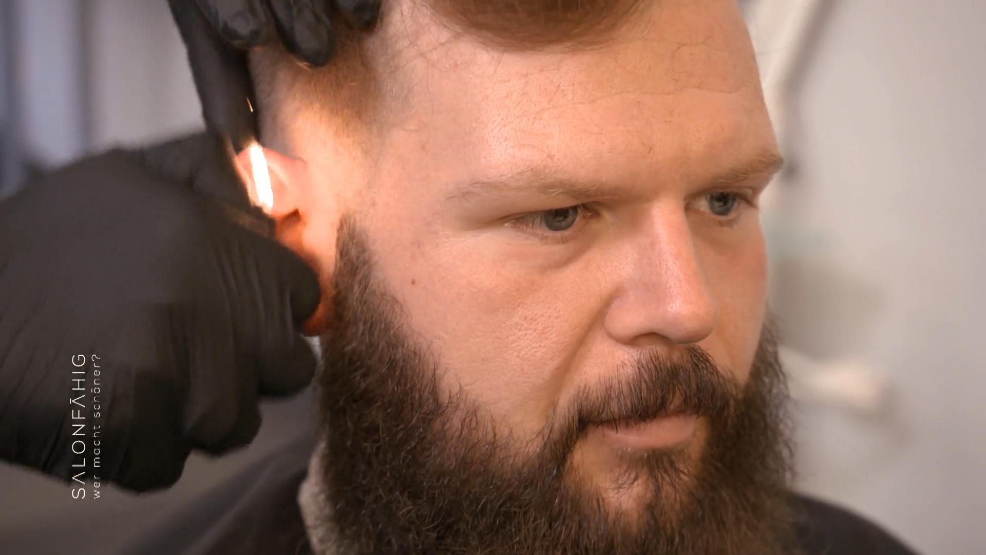 Hier werden Haare mit dem Feuerzeug entfernt