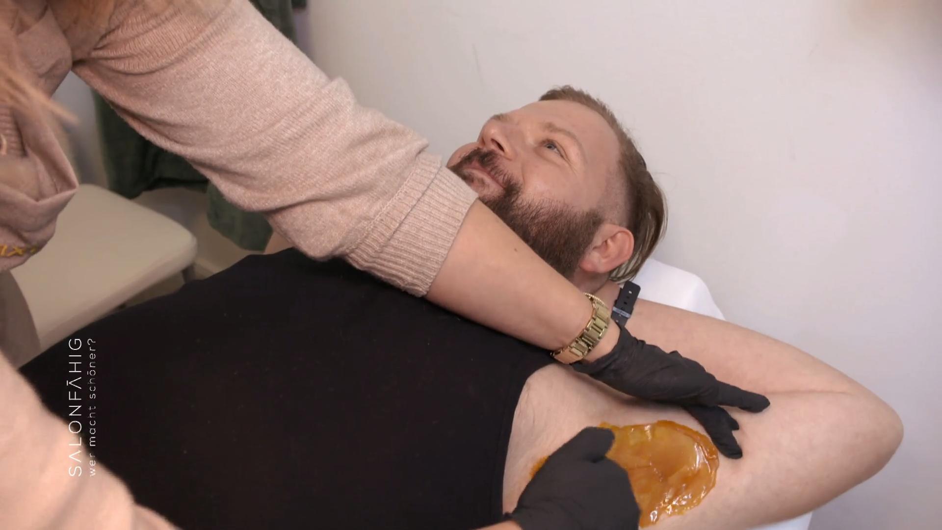Andreas steht seinen Mann beim Achsel-Waxing