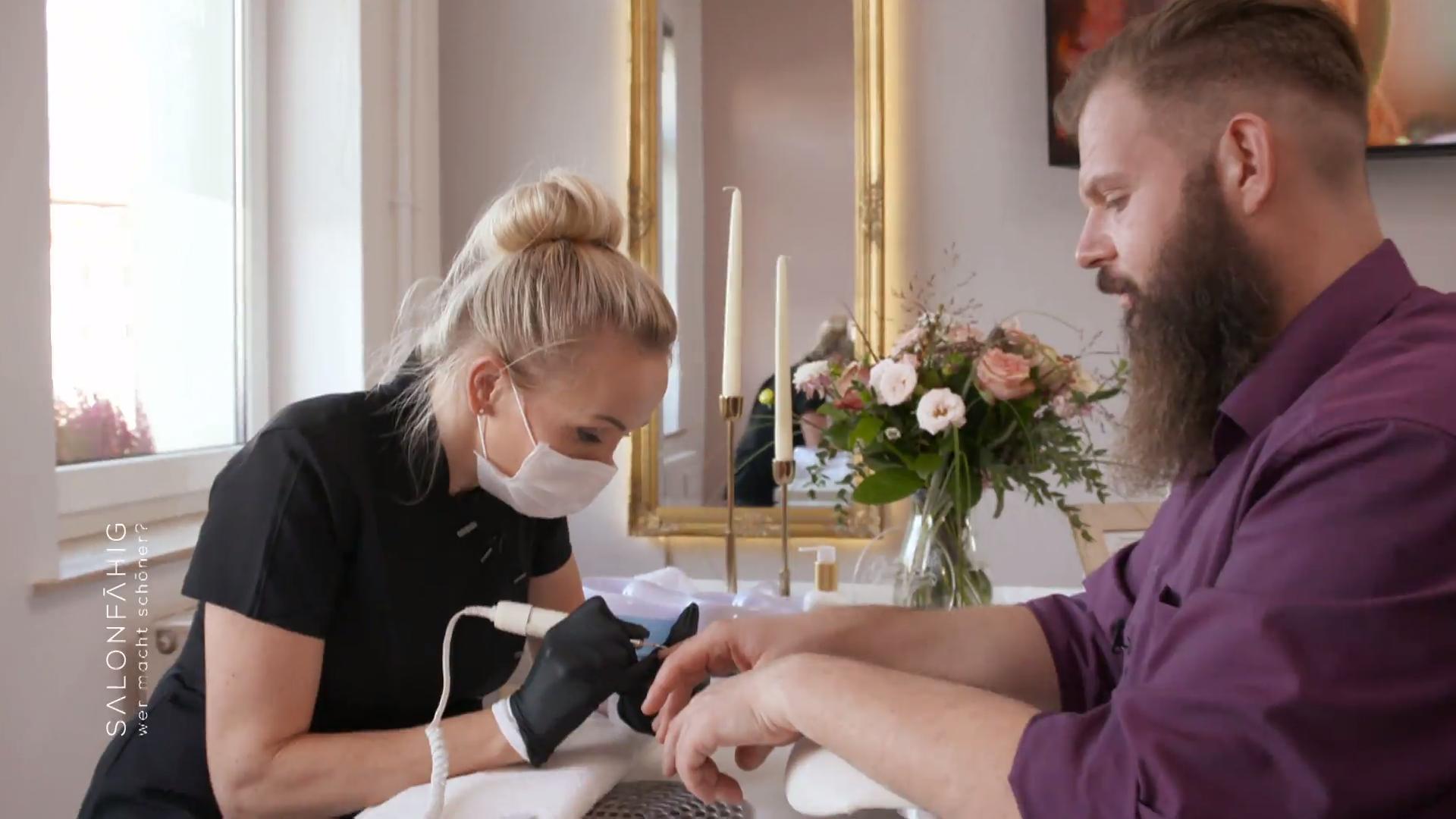 Peggy überzeugt Andreas mit einer Hand-Massage