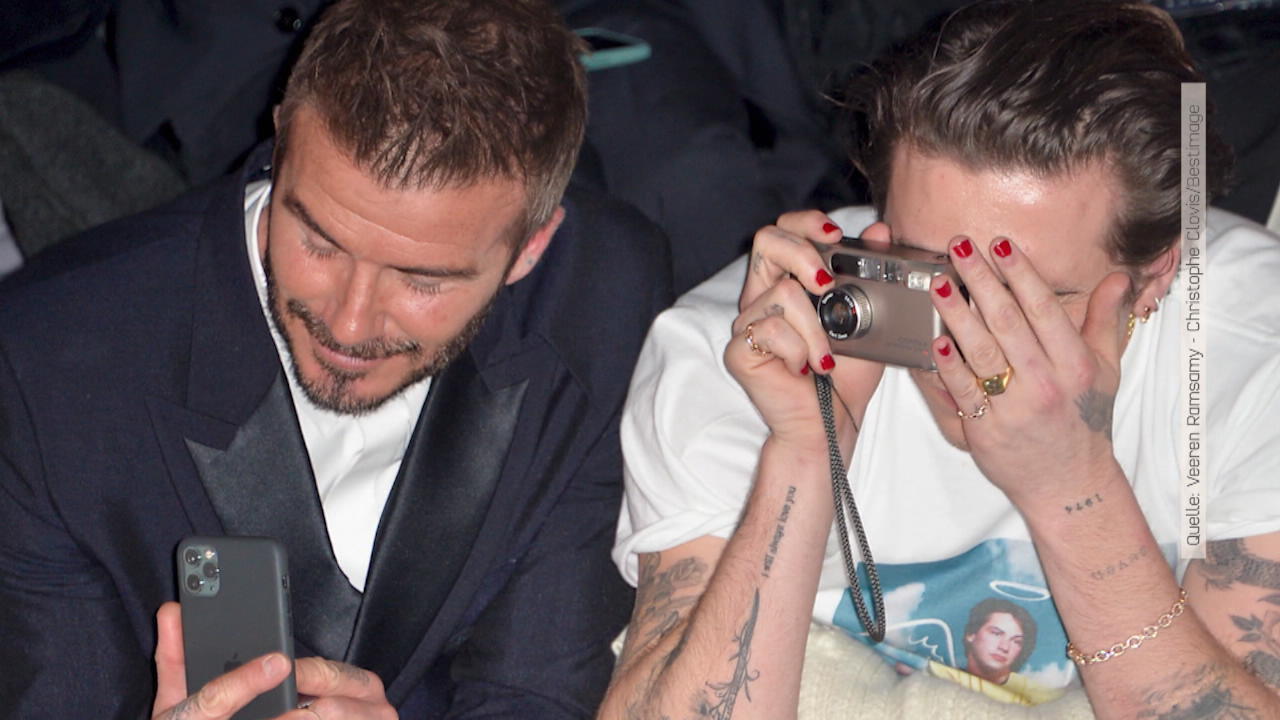 Brooklyn Beckham mit roten Fingernägeln