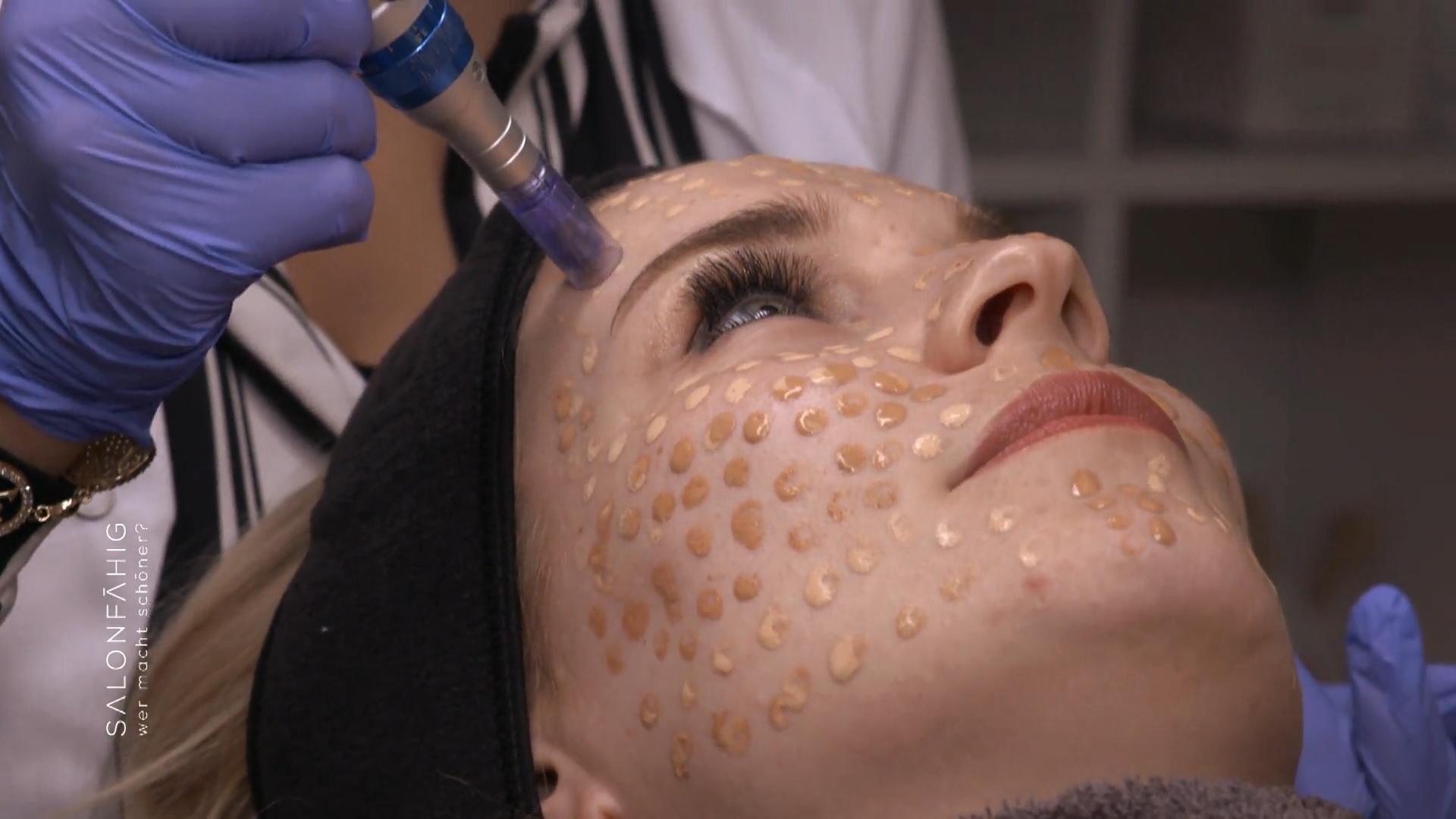 Josis Make-Up wird mit Nadeln eingearbeitet