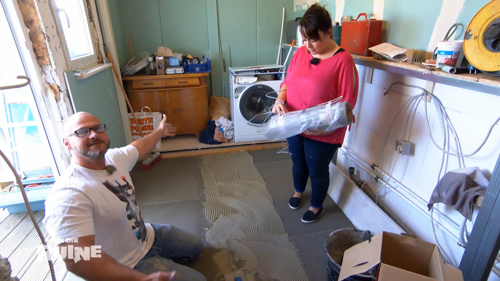 Die Fußbodenheizung wird im Bad verlegt