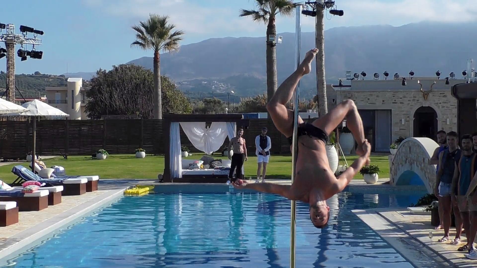 Marco zeigt seine Poledance-Künste