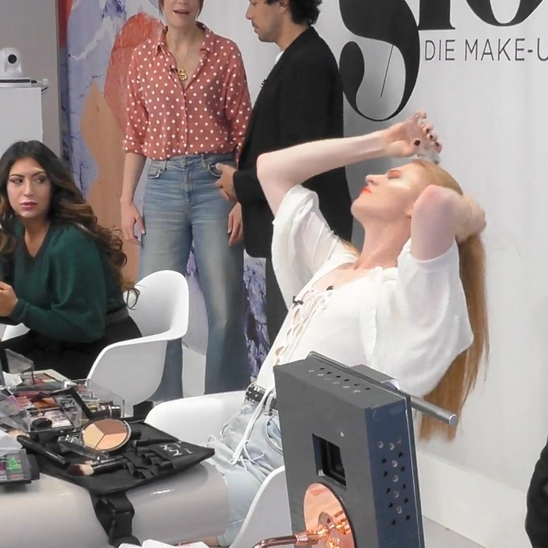 Veit regelt den Haar-Look mit der Wasserflasche