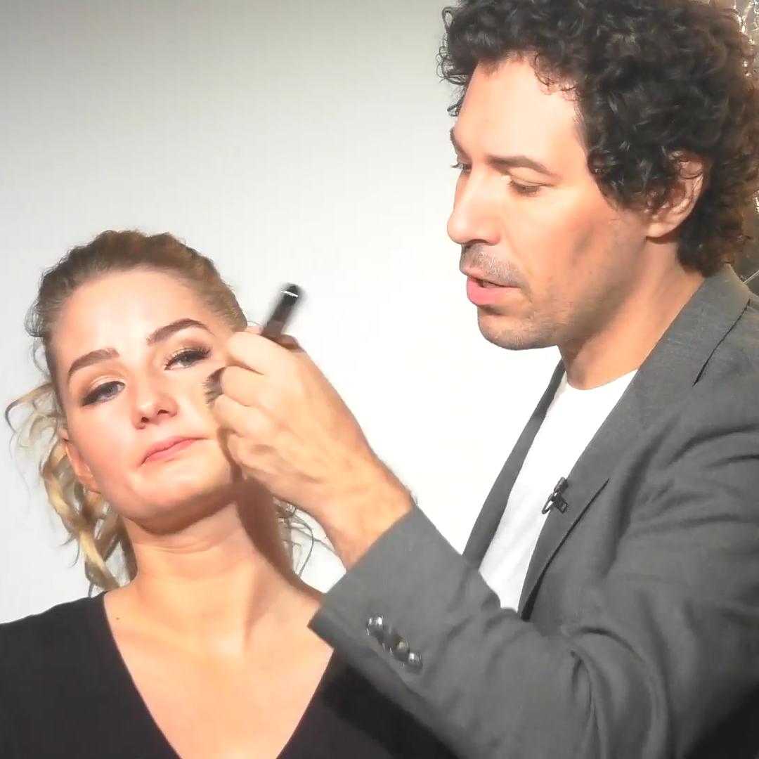 Boris Entrup zeigt, wie man den perfekten Make-up-Ton findet