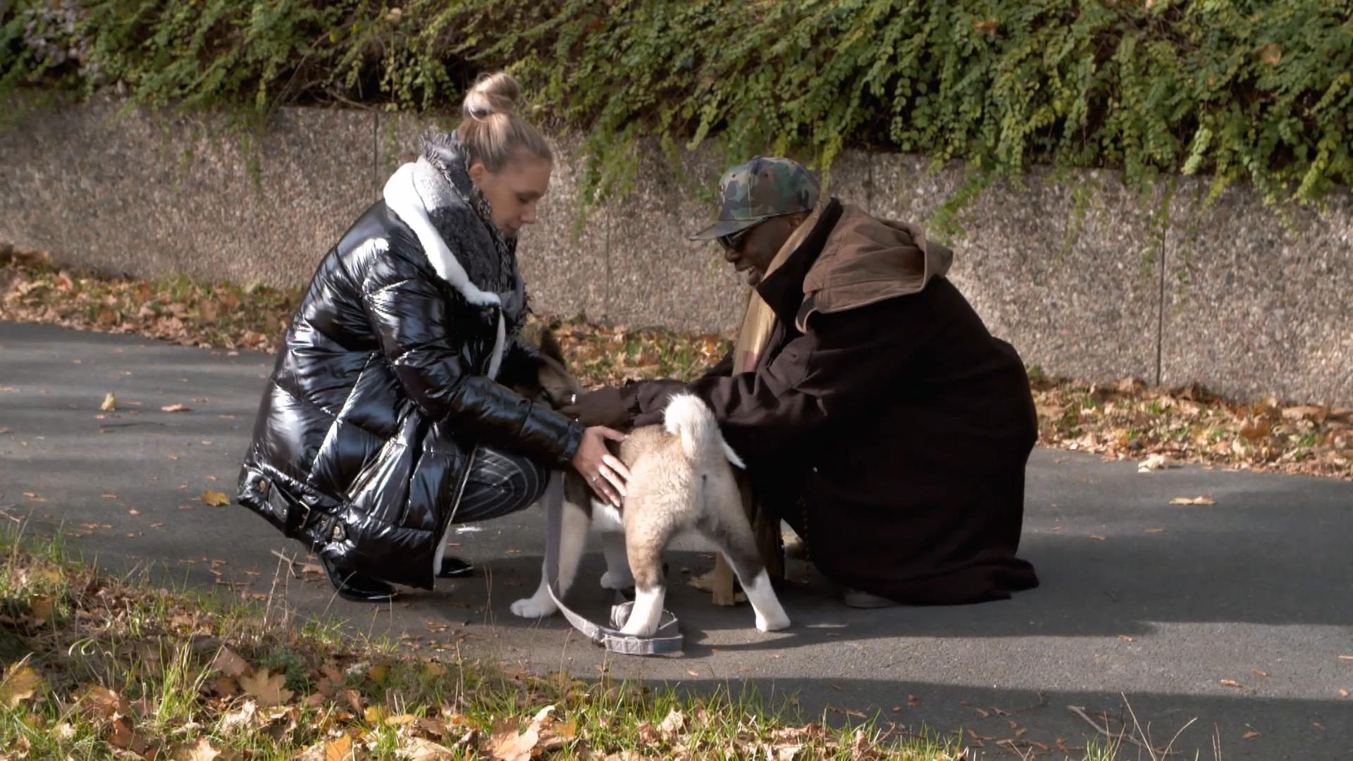 Die Freude ist groß, als das Geschäft erledigt ist