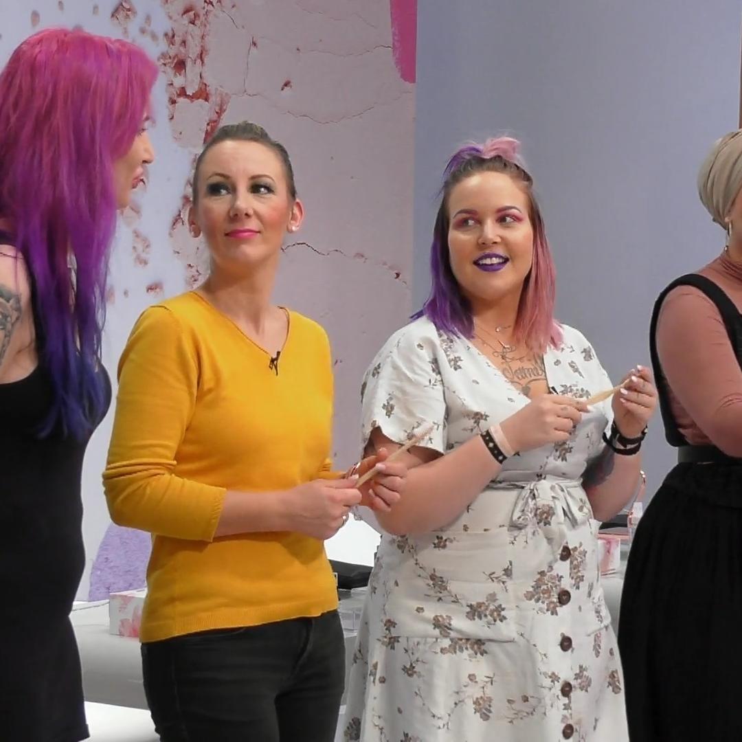 Mit der Zahnbürste einen „Fake-Sommersprossen“-Look zaubern