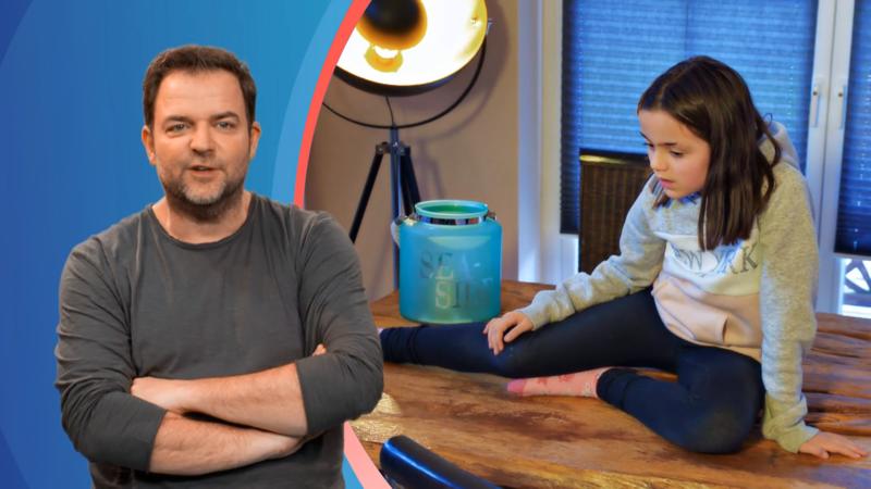 Neuzuwachs Dan knabbert an Beinen und Kissen