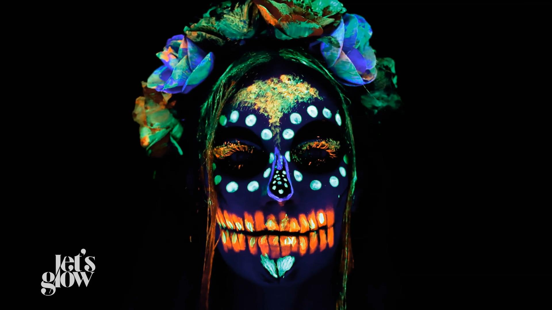 So verrückt sehen die Totenmasken im Black Light aus