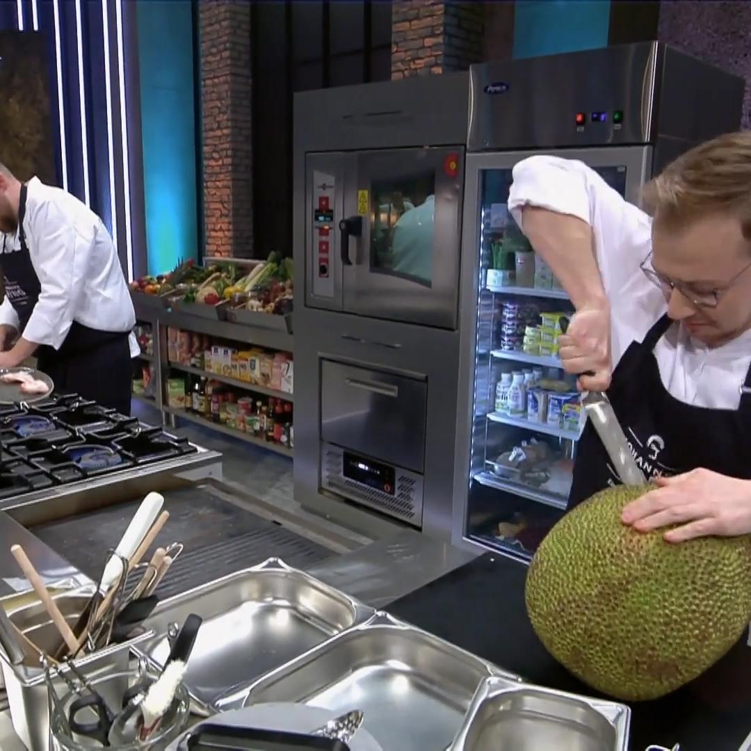 Bei der Jackfrucht hilft nur noch pure Kraft