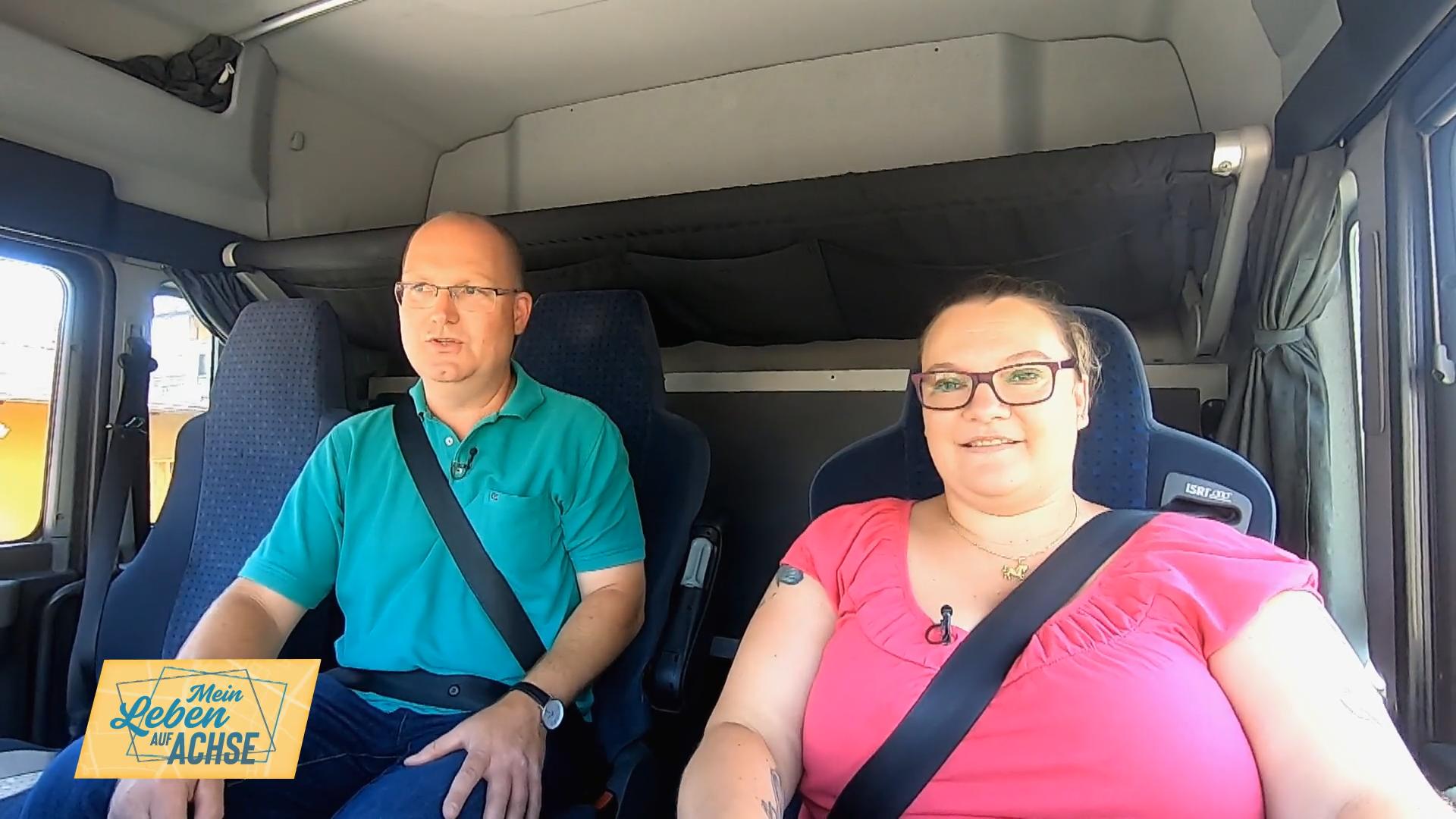 Stefanie sitzt das erste mal hinter einem LKW-Steuer