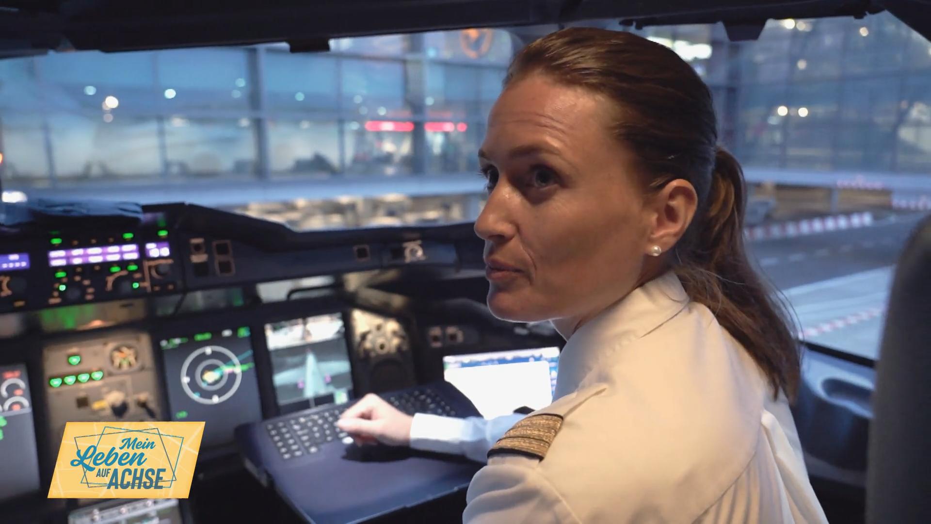 Pilotin Antje bereitet einen Flug nach Singapur vor
