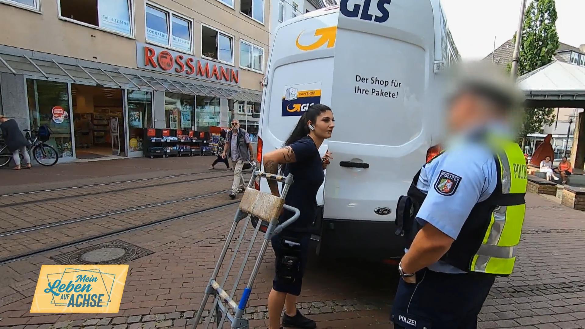 Fast täglich muss sich Romina mit Ordnungshütern befassen