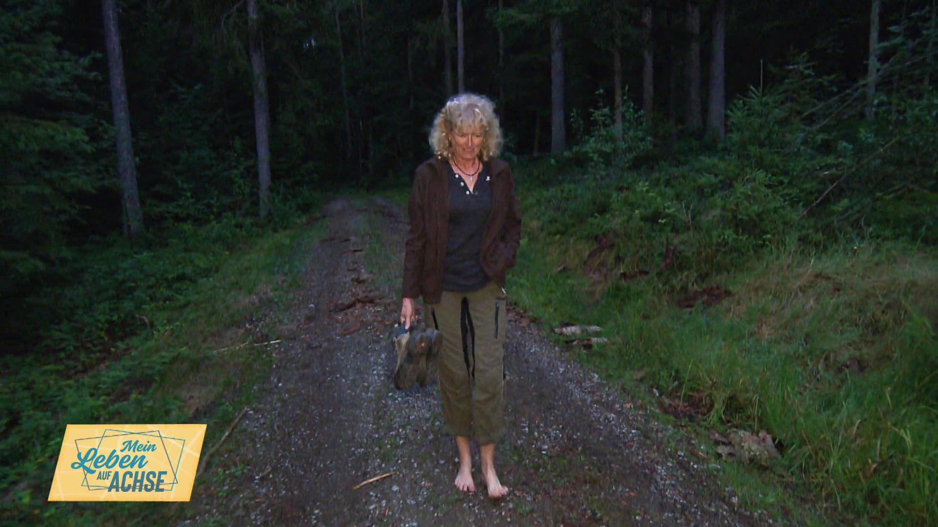 Die Naturliebhaberin übernachtet im Wald