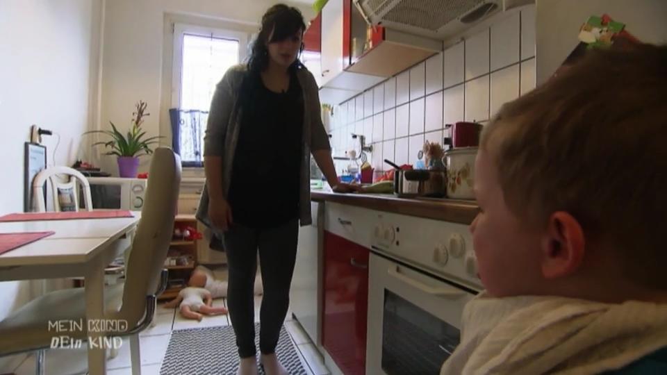 Sina zerrt ihren Sohn zurück zum Tisch
