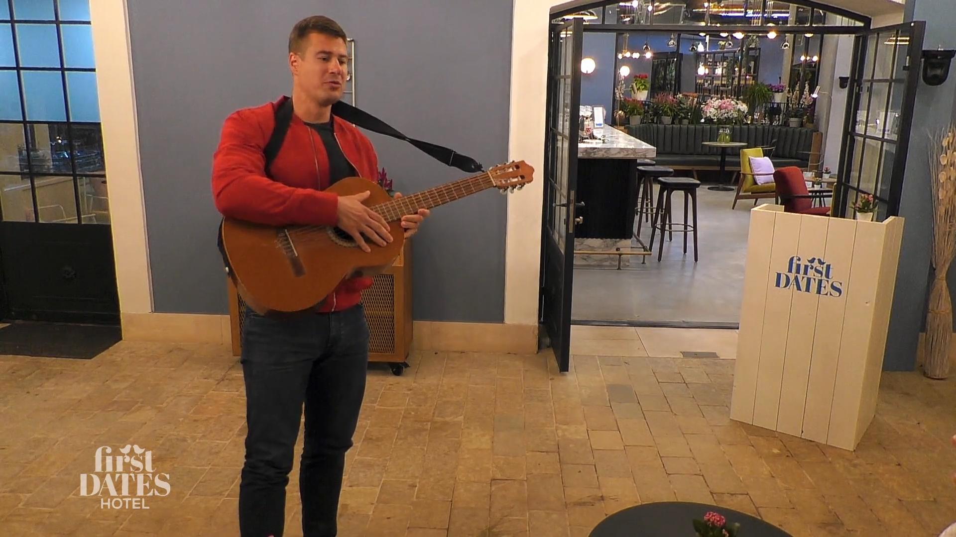 Berni holt die Gitarre raus
