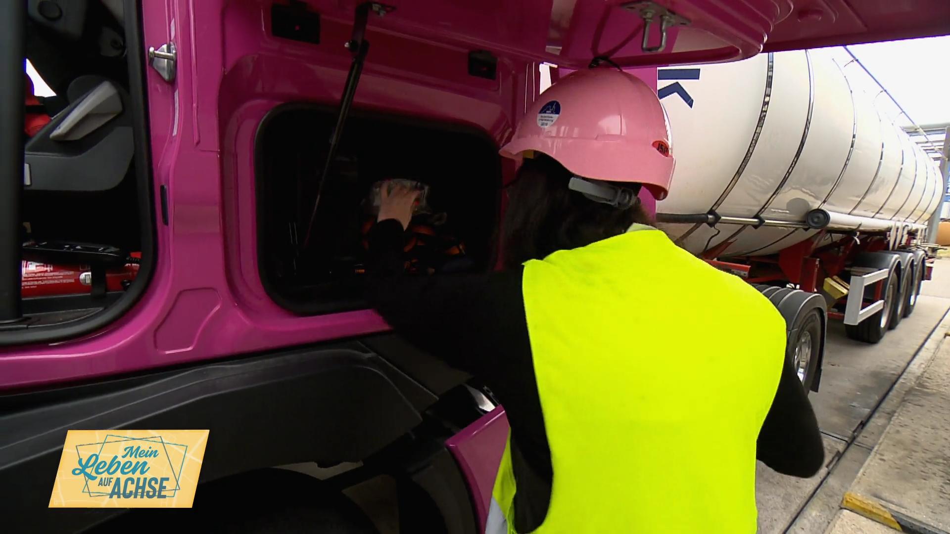Laura (22) ist Truckerin aus Leidenschaft