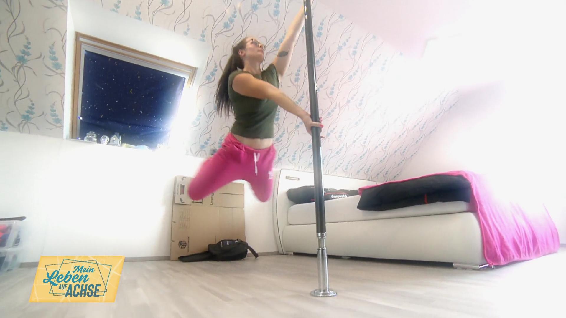 Wenn Laura nicht auf der Strecke ist,  macht sie Poledance