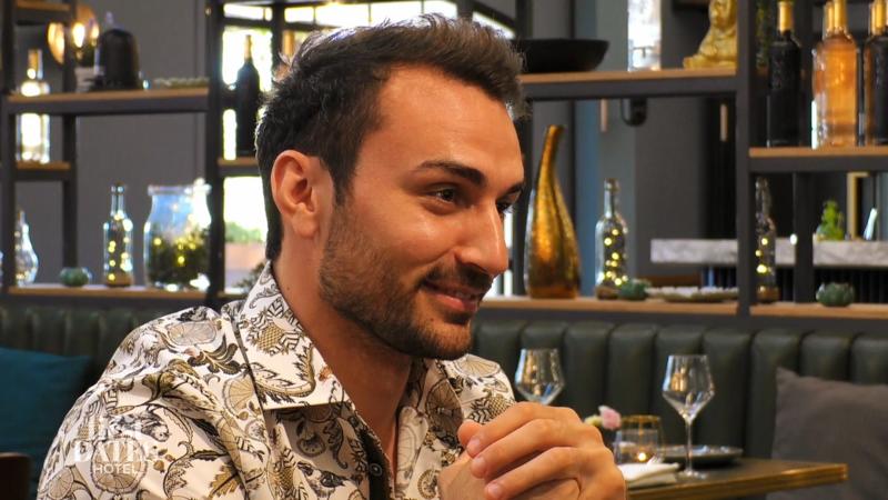 Oleg will Leyla genauer abchecken