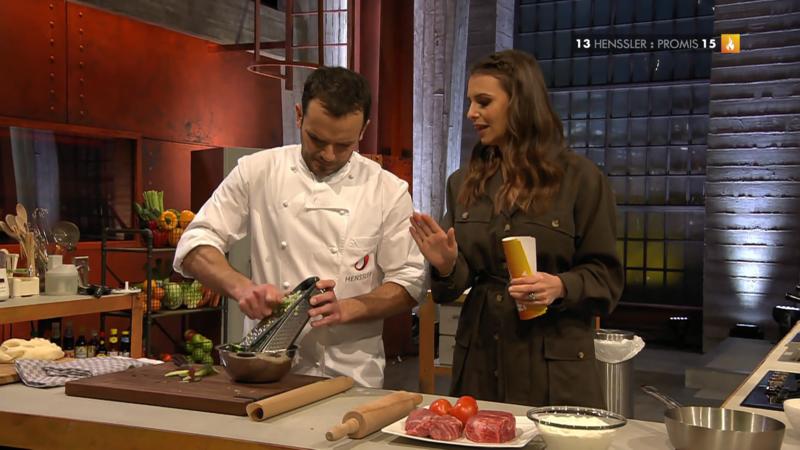 Laura Wontorra erklärt Steffen Henssler die Extraminute