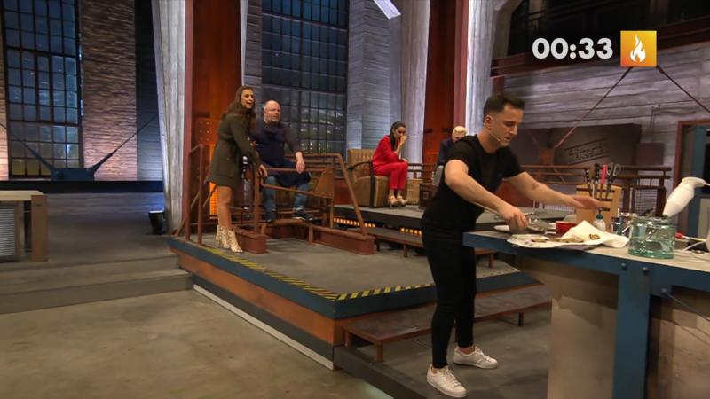 Özcan Cosar muss fast ganz alleine anrichten