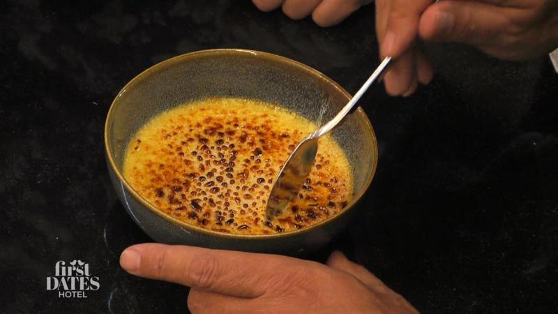 Roland serviert seine Créme Brûlée