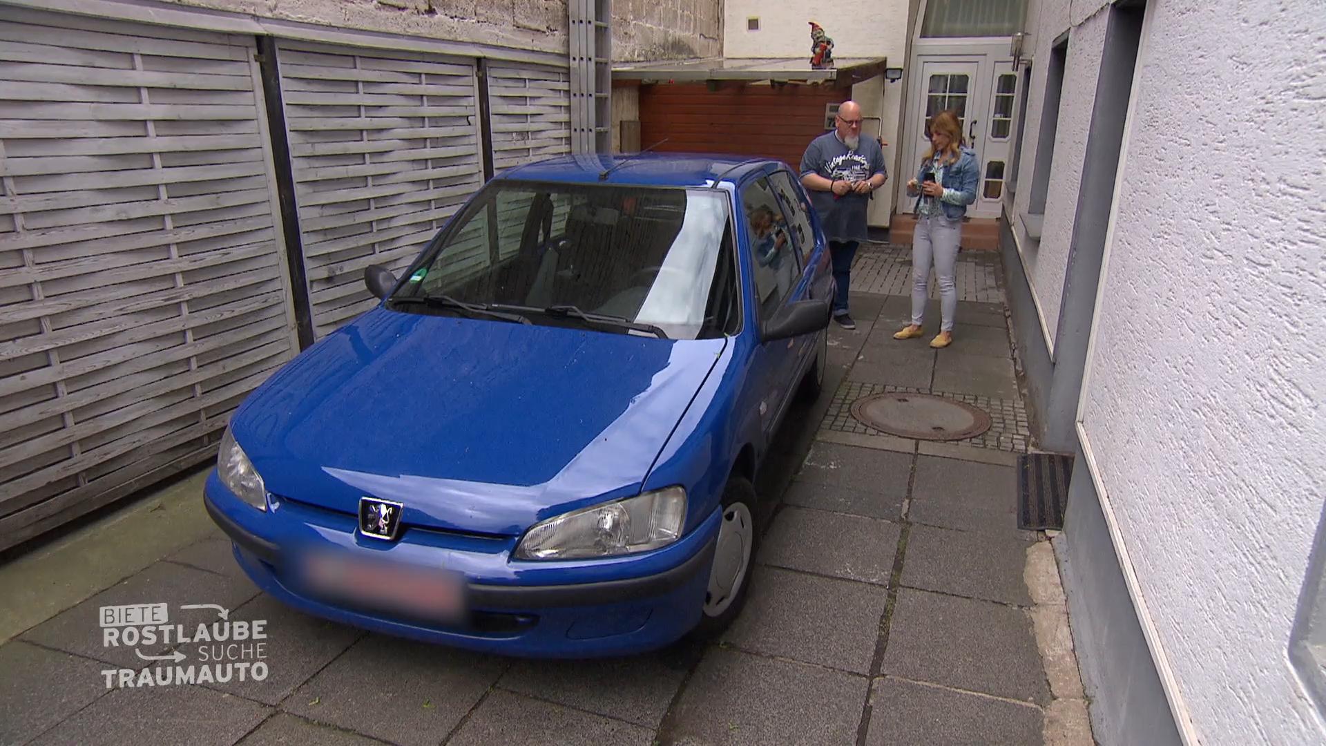 Panagiota besichtigt einen Peugeot 106 in Troisdorf