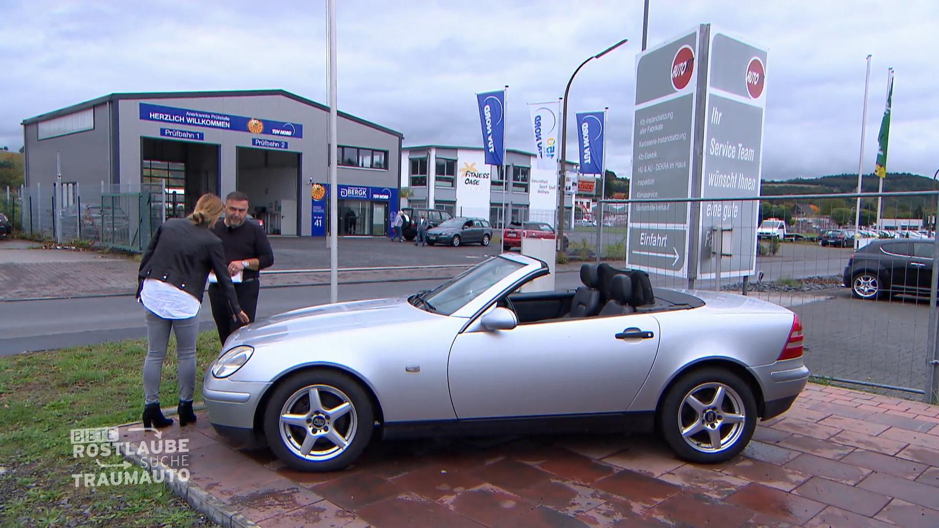 In Eitorf guckt sich Panagiota einen Mercedes SLK an