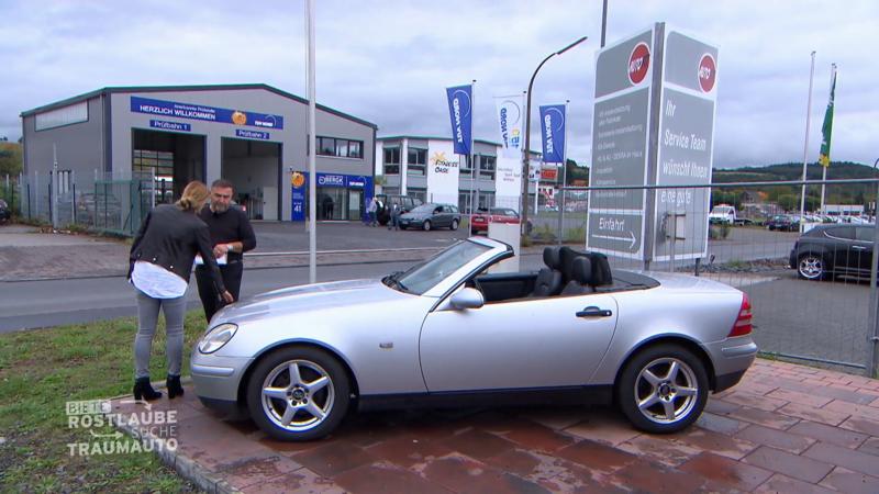 In Eitorf guckt sich Panagiota einen Mercedes SLK an