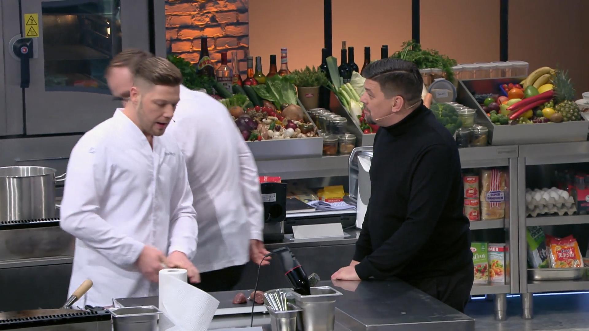Robin Pietsch begeistert Tim und Tim mit der Wurst