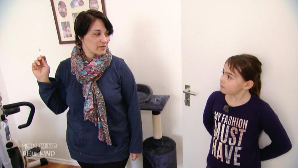 Mama Barbara raucht vor ihrer Tochter