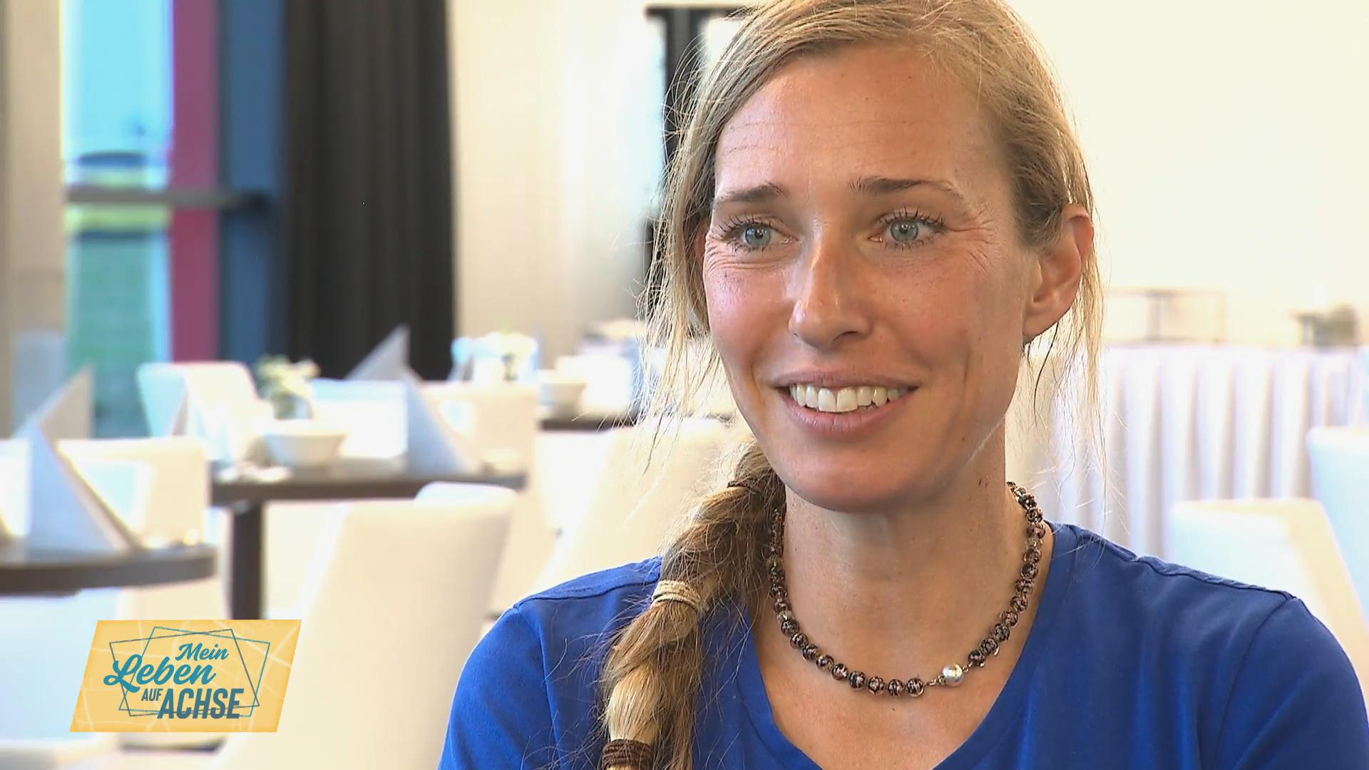 Die 39-jährige Sabine fährt Superbike