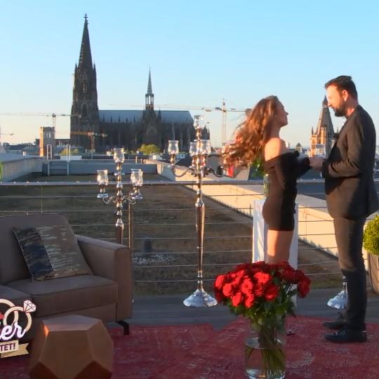 Beim Heiratsantrag fließen bei Laura Müller die Tränen
