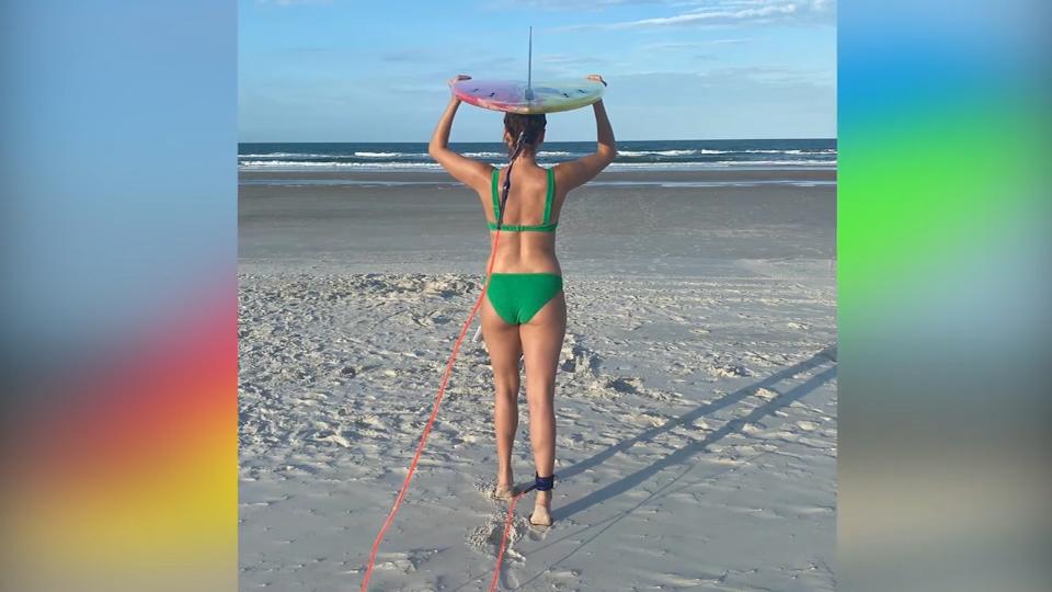 Uneheliche Tochter von Fürst Albert am Strand