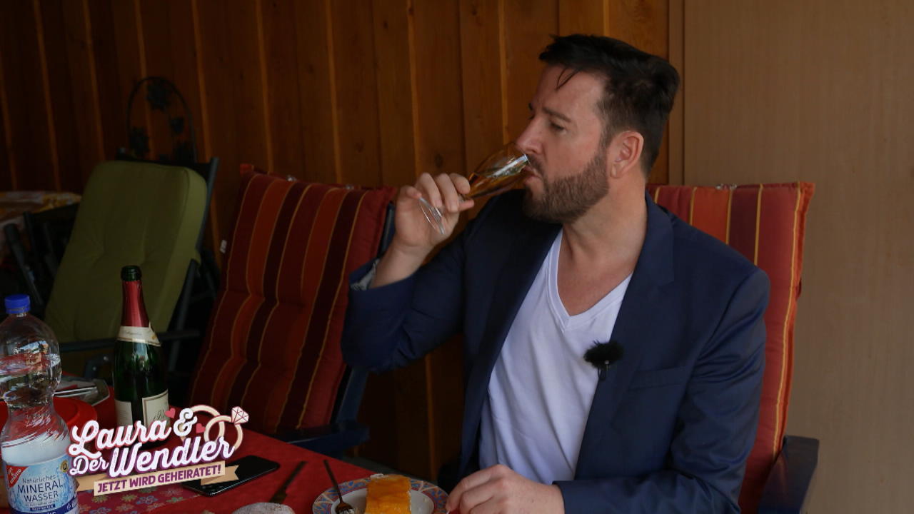 Der Wendler schaut ins Glas