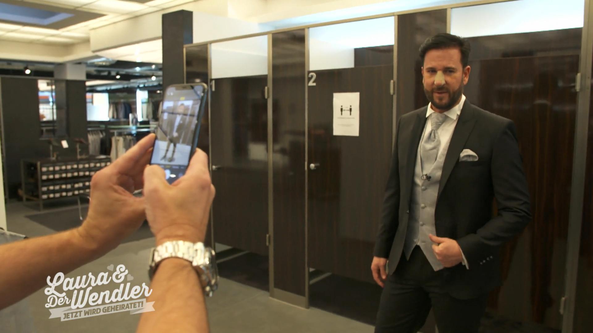 Michael sucht sich einen Hochzeitsanzug aus