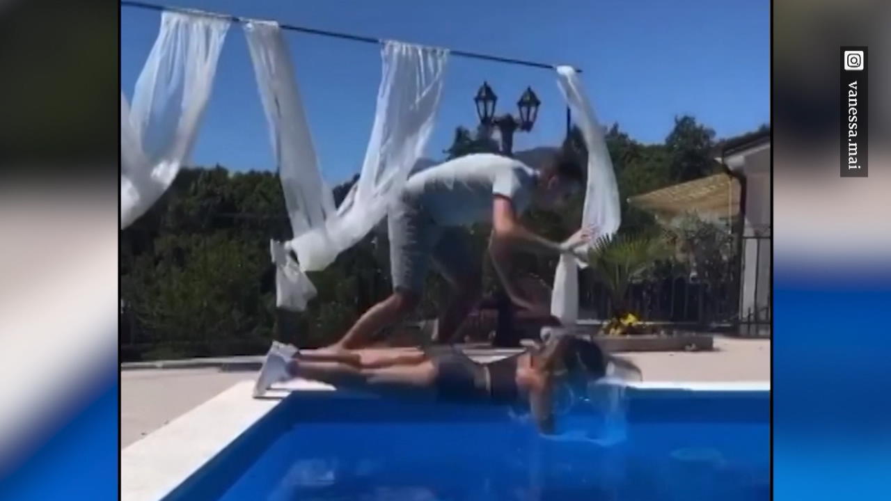 Knallt Vanessa Mai hier gegen die Pool-Kante?