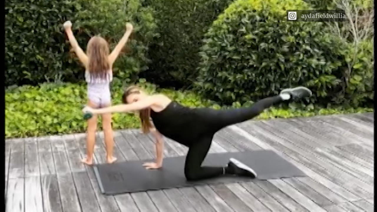 Ayda Field Williams zieht ihr Workout nicht alleine durch