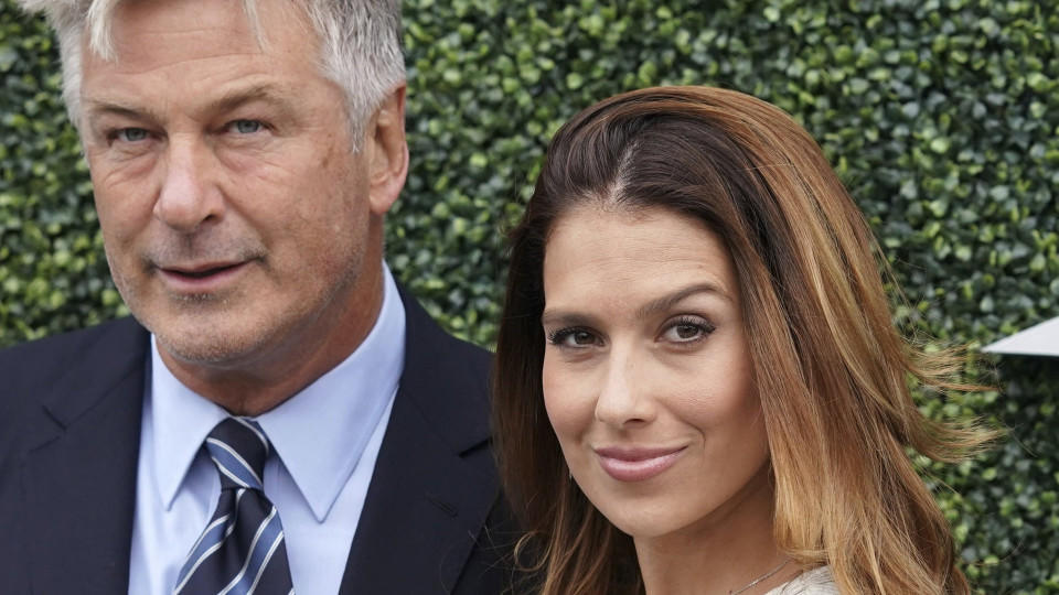 Hilaria Baldwins Baby tritt sie im Bauch