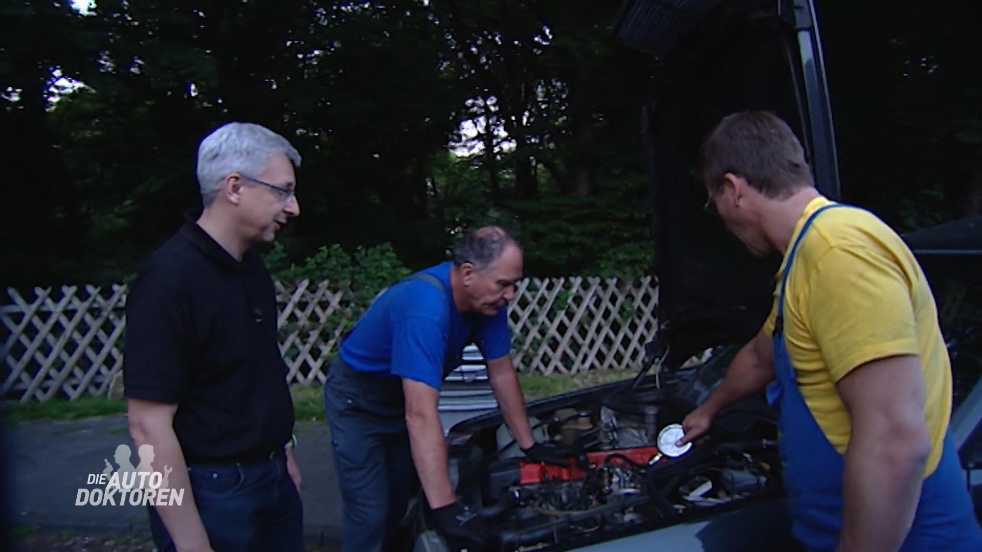 Spontane Reparatur auf einer Raststätte